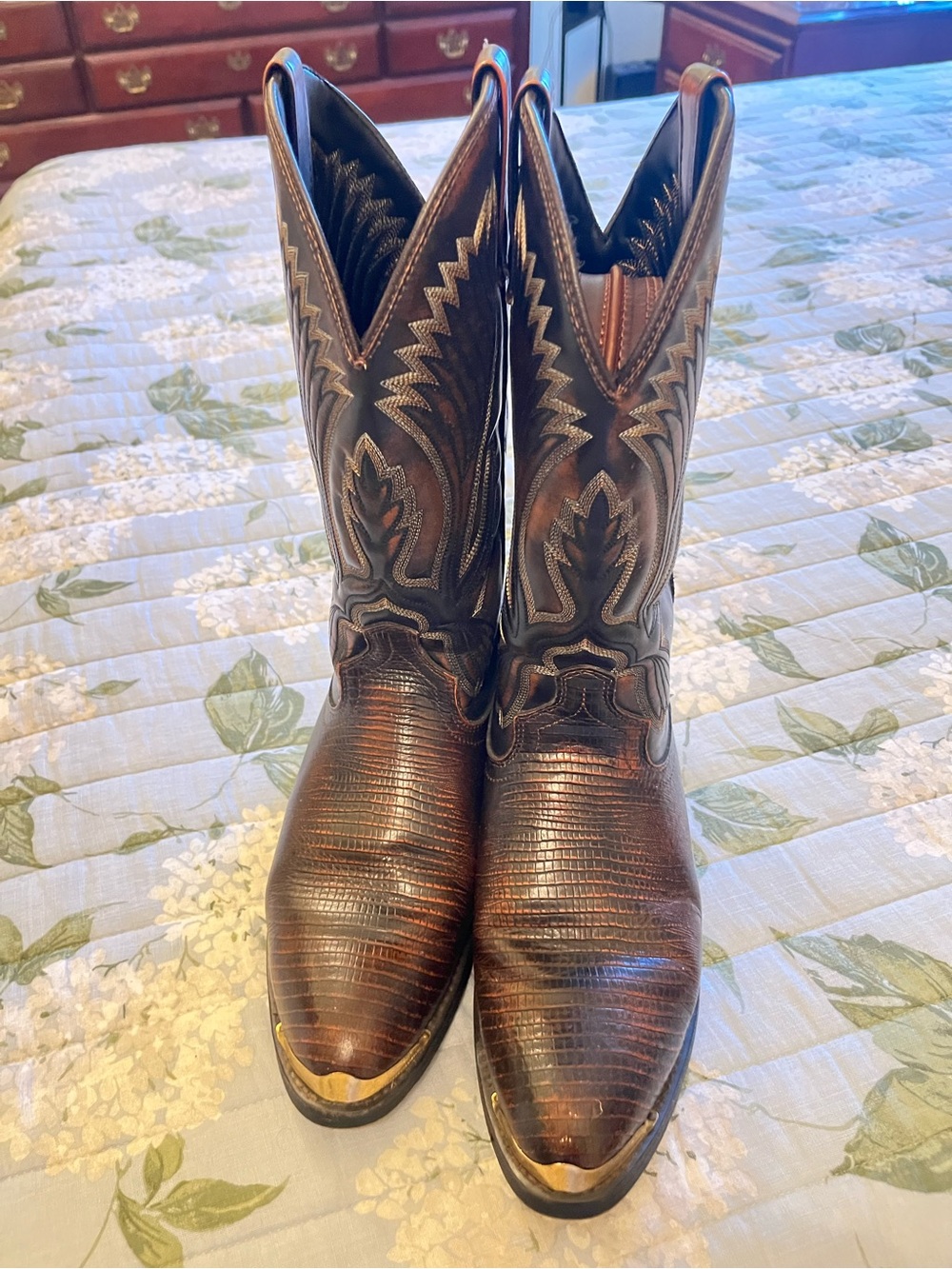 Classic Brown Embroidered Western Boots - size 9 beautiful like NEW.